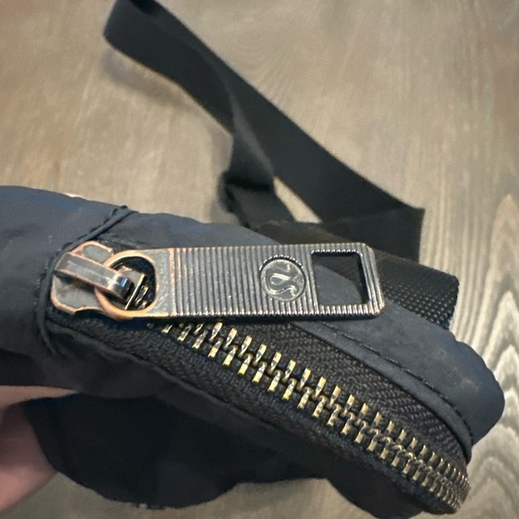 Lululemon Everywhere Belt Bag Black Crossbody Adjustable Strap - Picture 4 of 9
